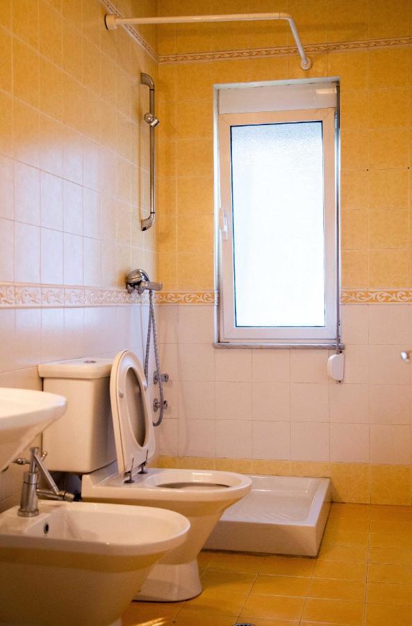 Blue Door Hostel Tiranë Eksteriør bilde