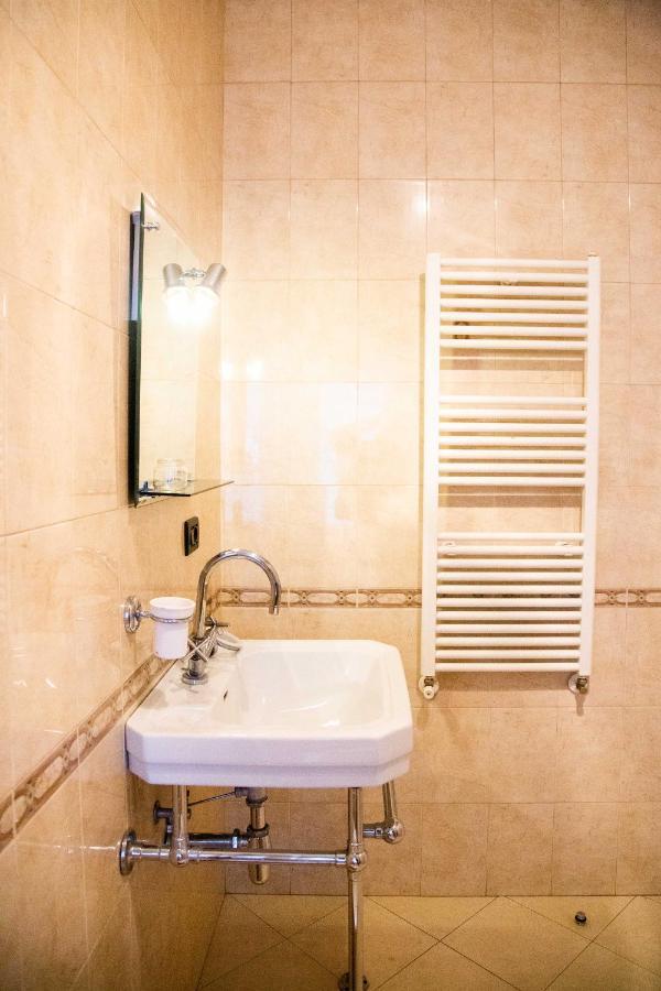 Blue Door Hostel Tiranë Eksteriør bilde
