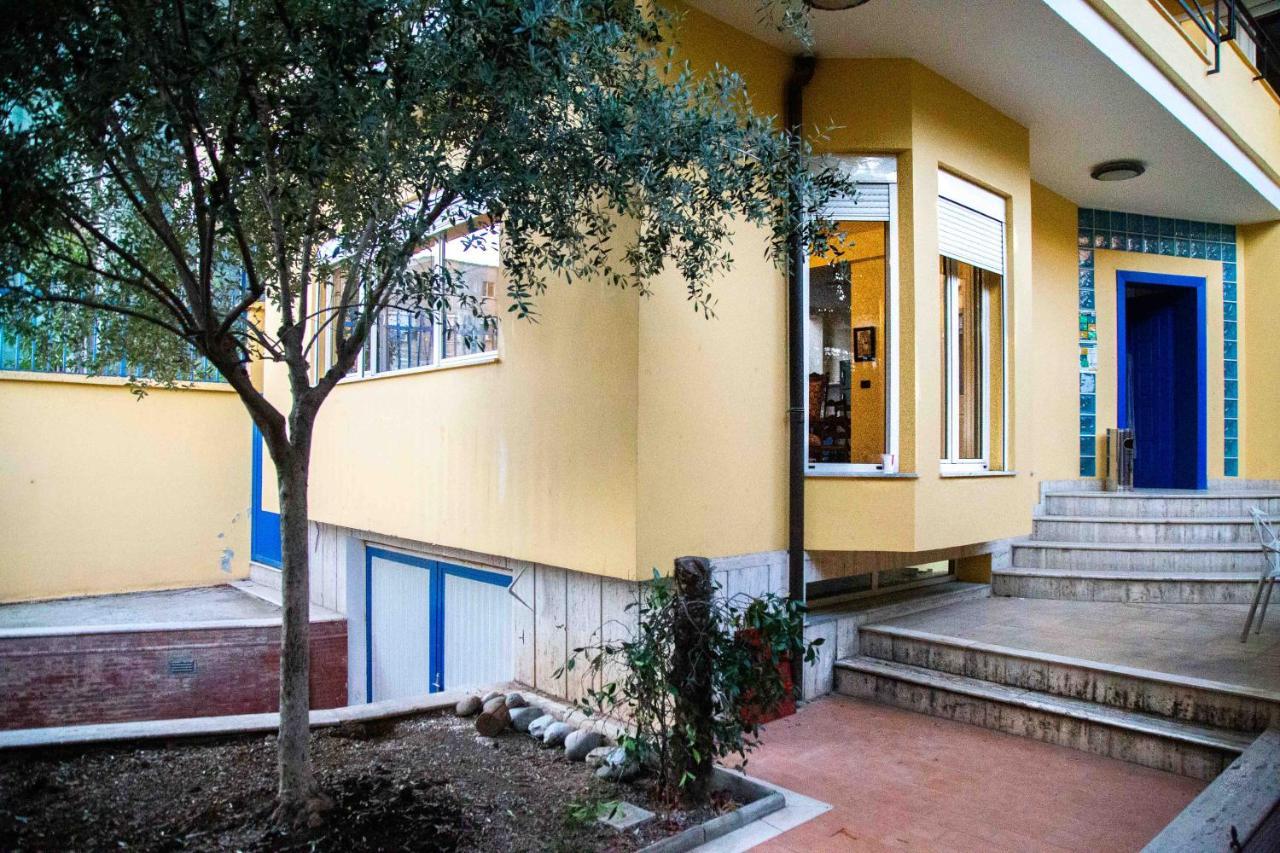 Blue Door Hostel Tiranë Eksteriør bilde