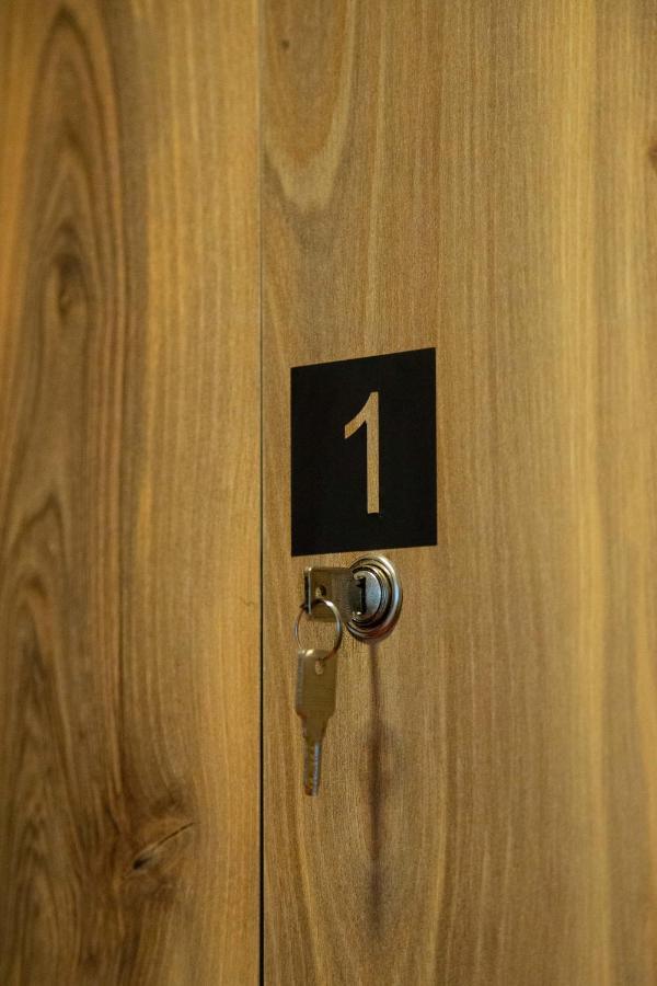 Blue Door Hostel Tiranë Eksteriør bilde