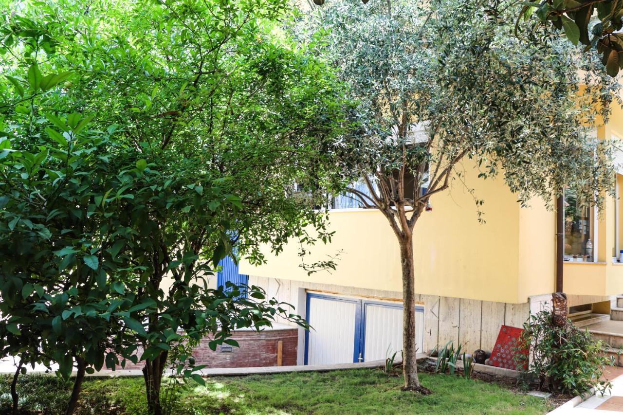 Blue Door Hostel Tiranë Eksteriør bilde
