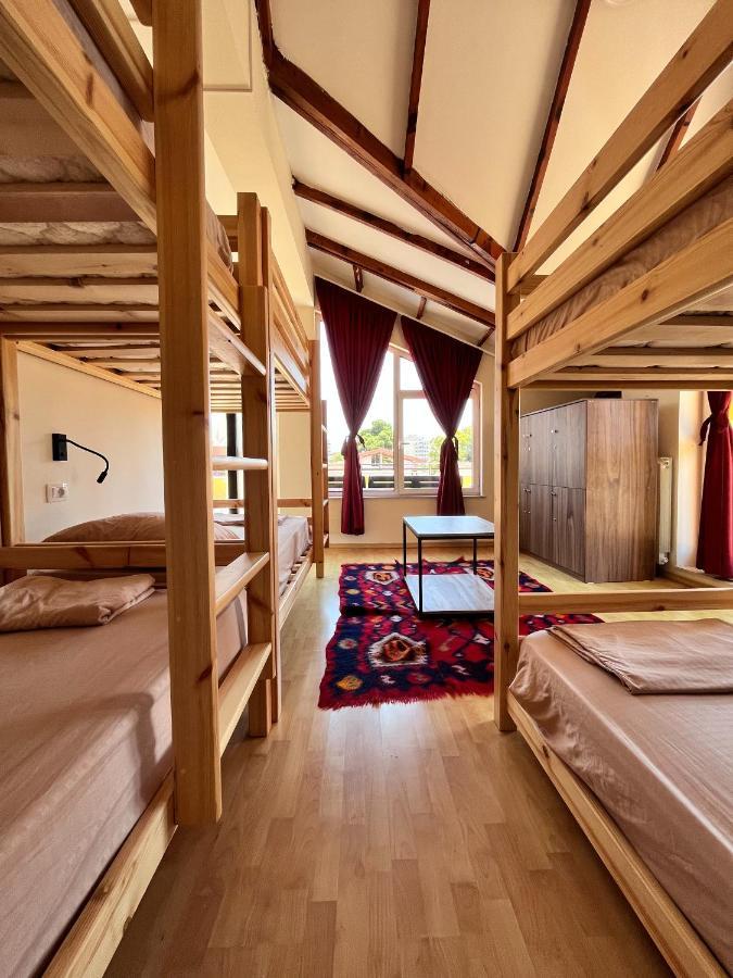 Blue Door Hostel Tiranë Eksteriør bilde