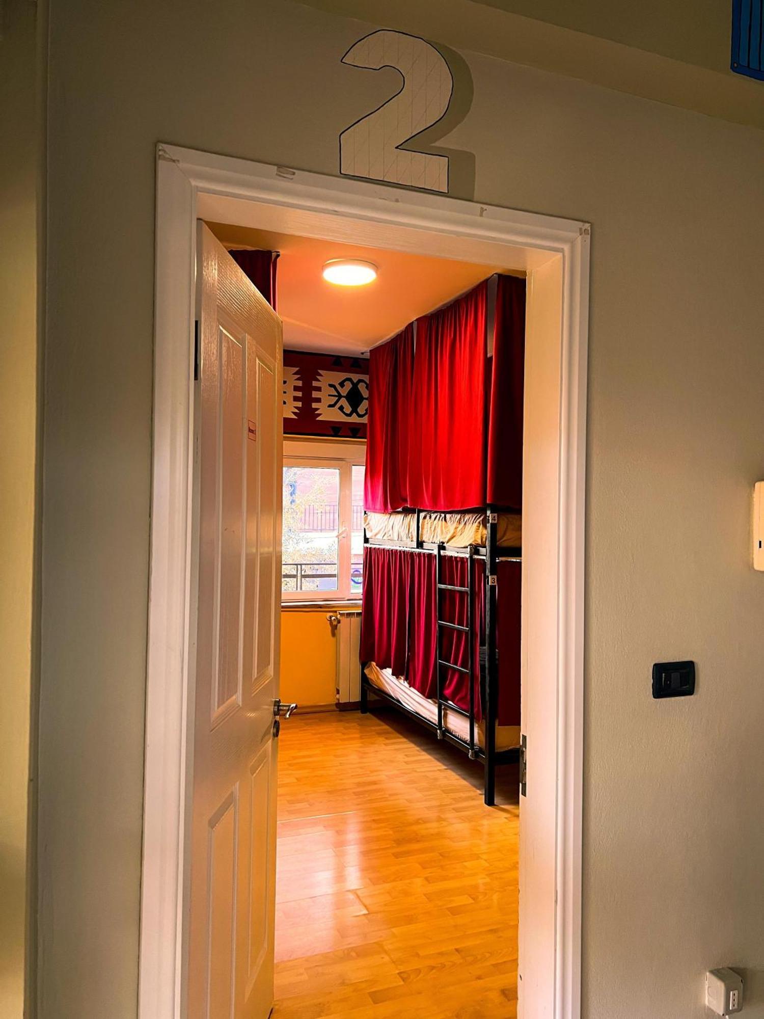 Blue Door Hostel Tiranë Eksteriør bilde