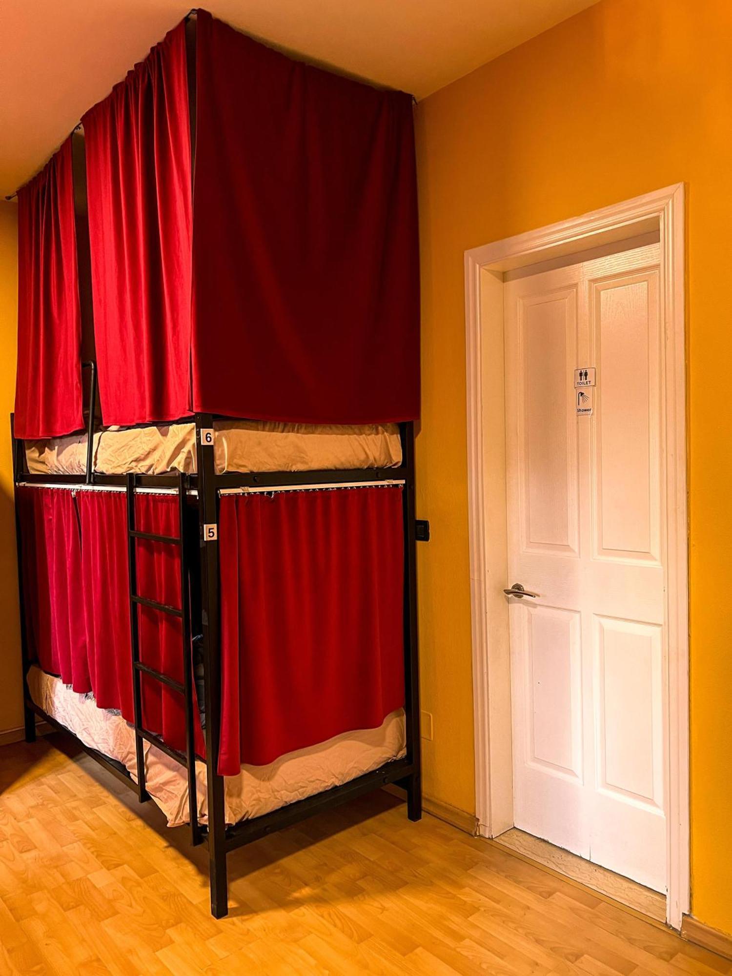 Blue Door Hostel Tiranë Eksteriør bilde