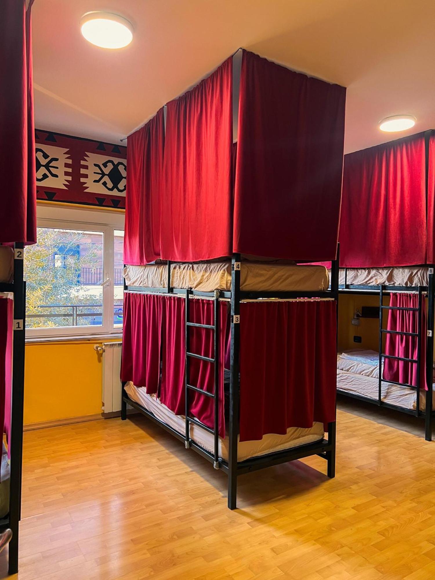 Blue Door Hostel Tiranë Eksteriør bilde