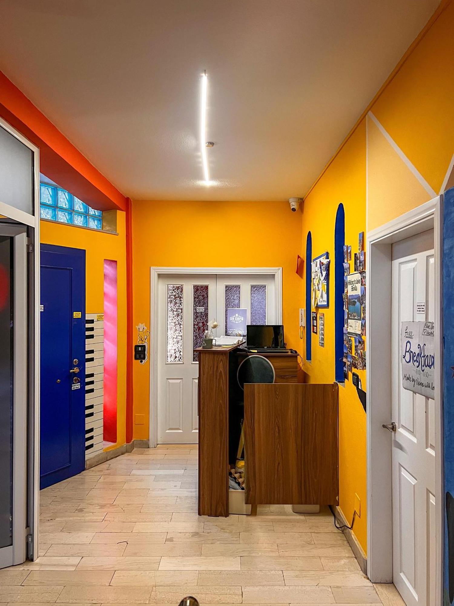 Blue Door Hostel Tiranë Eksteriør bilde