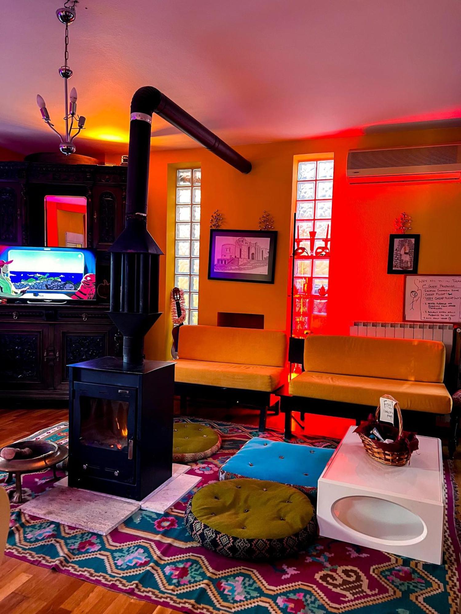 Blue Door Hostel Tiranë Eksteriør bilde